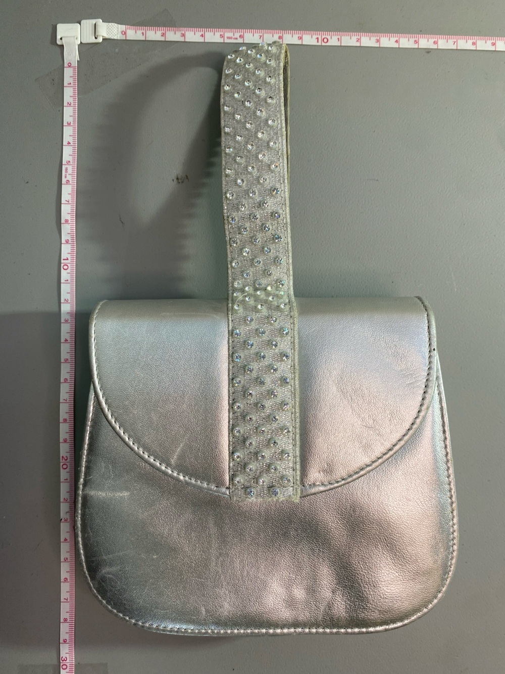 Vintage Timothy Hitsman Silver Metallic Wristlet with Interior Cream Lining bal